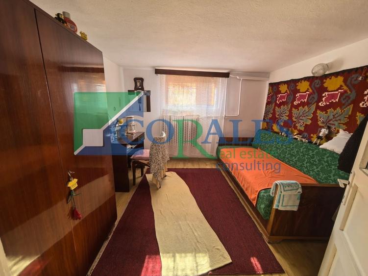 Casă individuală cu 6 camere cu Canalizare în Girocului