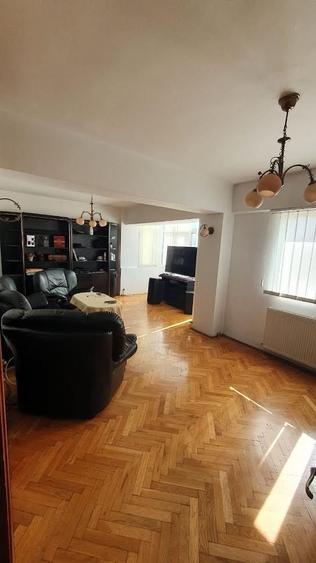 Apartament cu 4 camere decomandat în Central