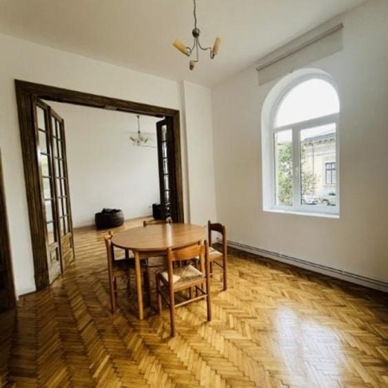 Apartament cu 3 camere semidecomandat, mobilat în Universitate