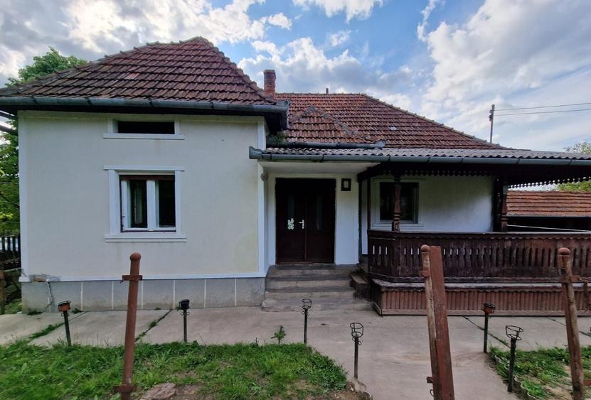 Casă cu 3 camere în Bălnaca