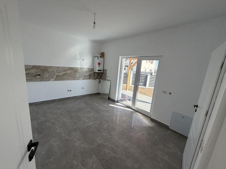 Casă cu 4 camere în Pădureni