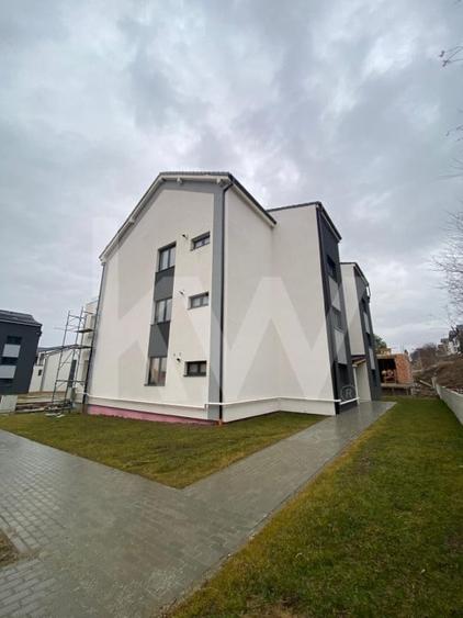 Apartament cu 3 camere decomandat în Exterior Vest