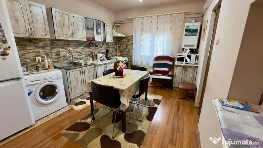 Apartament cu 3 camere decomandat în Central