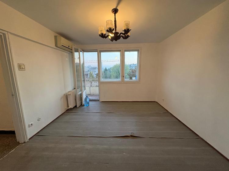 Apartament cu 3 camere semidecomandat în Berceni