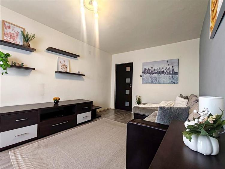 Apartament cu 3 camere circular, mobilat în Astra