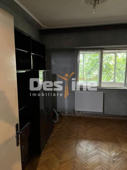 Apartament cu 3 camere decomandat în Podul de Fier