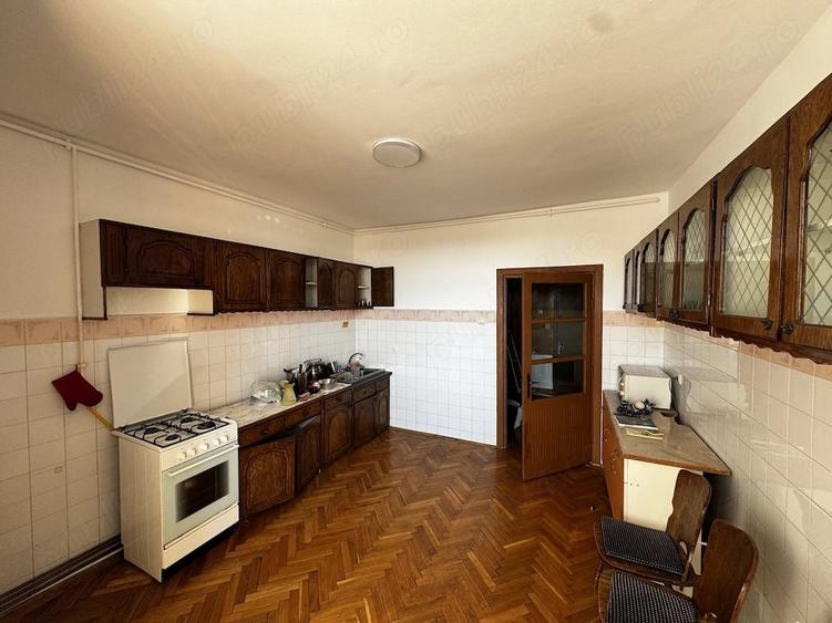 Apartament cu 4 camere decomandat în Central