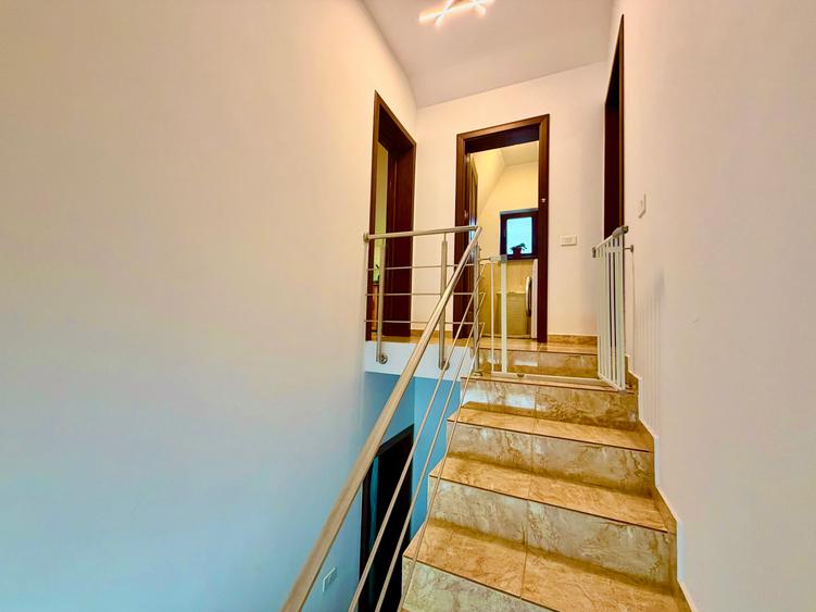 Duplex cu 5 camere cu Canalizare în Sud