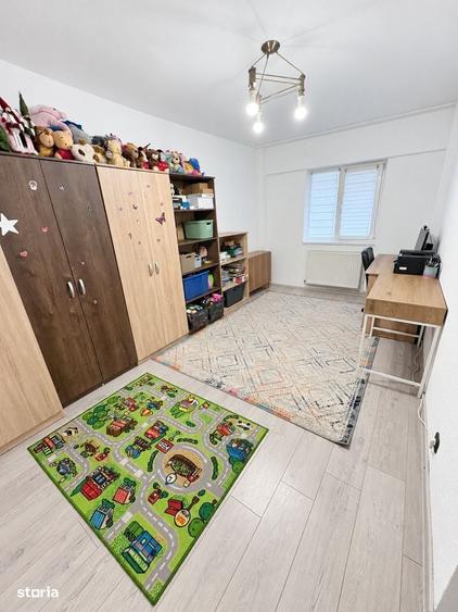 Apartament cu 3 camere semidecomandat în Turnișor