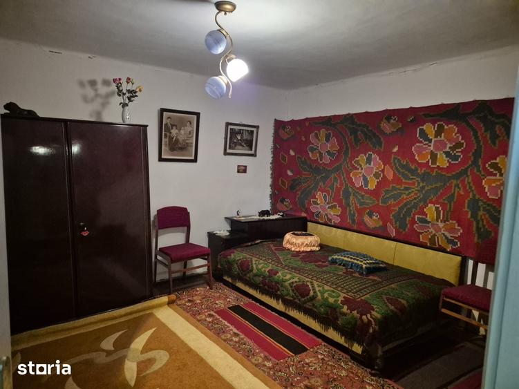 Casă cu 5 camere cu Teren 5867 Mp în Vârlezi