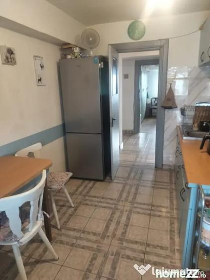 Apartament cu 3 camere decomandat în Sărari