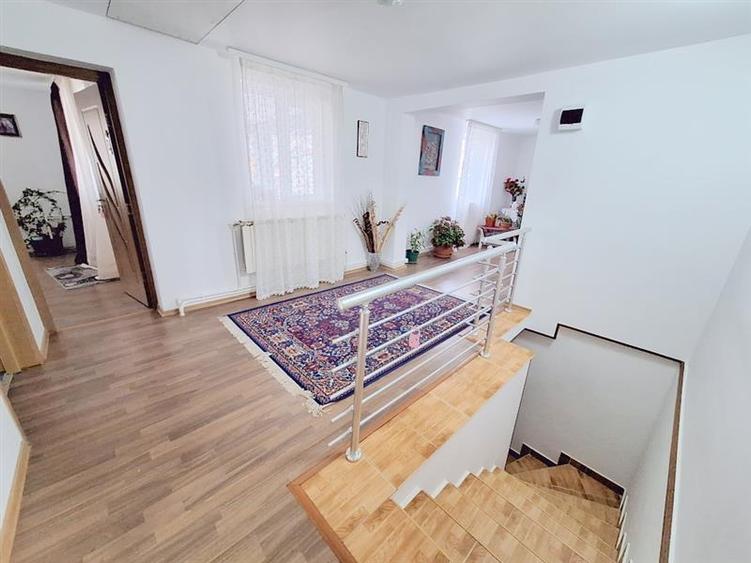 Casă individuală cu 8 camere cu Teren 421 Mp în 9 Mai