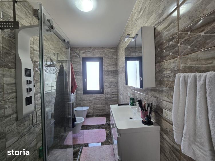 Casă cu 6 camere cu Teren 2000 Mp în Central