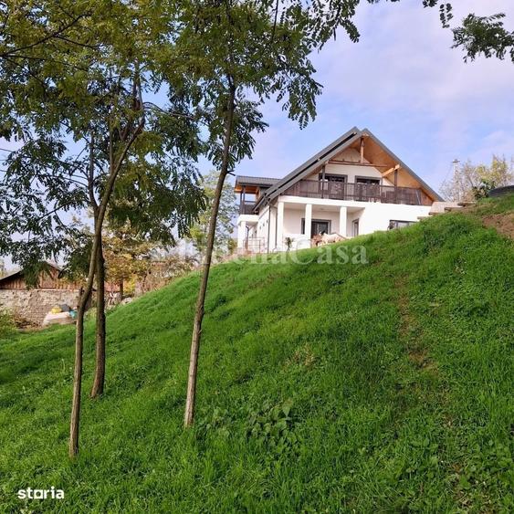 Casă cu 4 camere cu Teren 1730 Mp în Central