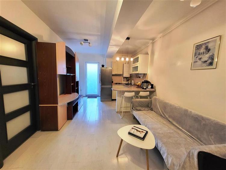 Apartament cu 2 camere decomandat, mobilat în Tractorul