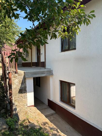 Vand casa traditionala din lemn in comuna Sotrile, judetul Prahova, intr-o zona linistita si pitoreasca, la aproximativ 10 minute de Lacul Paltinu - 10