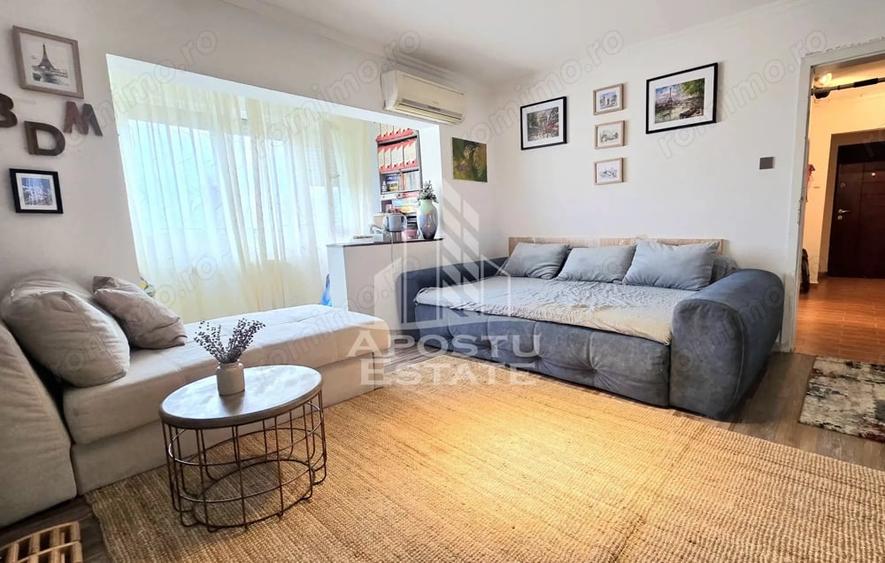 Apartament cu 3 camere semidecomandat în Bucovina