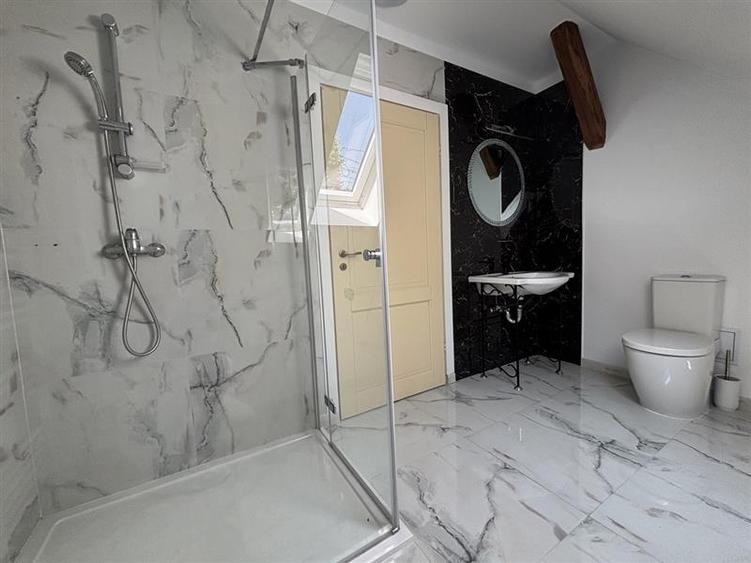 Casă cu 10 camere cu Teren 2306 Mp în Paleu