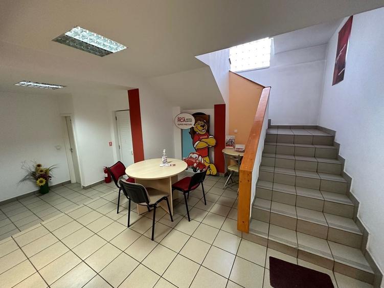 Casă individuală cu 10 camere cu Canalizare în Lipovei