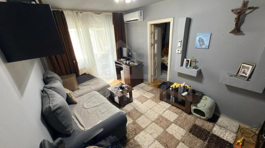 Apartament cu 3 camere semidecomandat în Craiovița Nouă