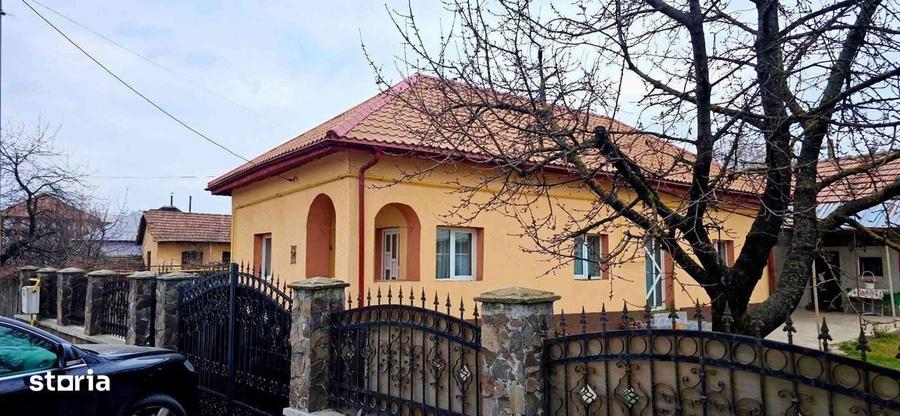 Casă cu 4 camere în Traian