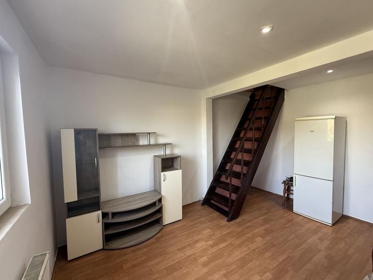 Apartament cu 4 camere semidecomandat, mobilat în Aradului