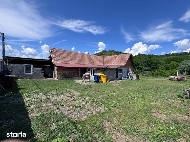 Casă cu 4 camere cu Teren 1400 Mp în Brateiu