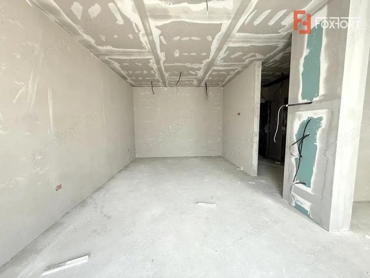 Apartament cu 3 camere decomandat în Aradului