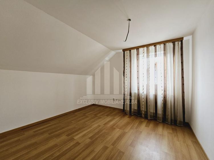 Apartament cu 3 camere decomandat în Micești