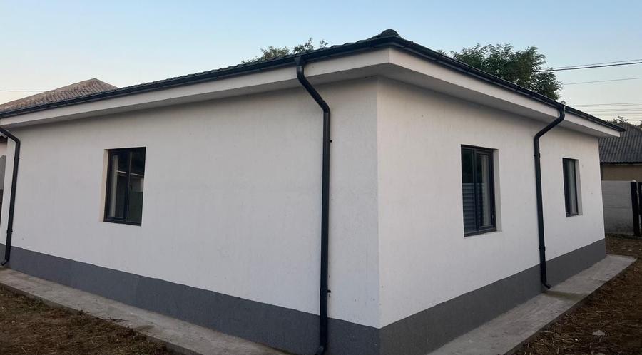 Casă cu 4 camere în Poarta Albă
