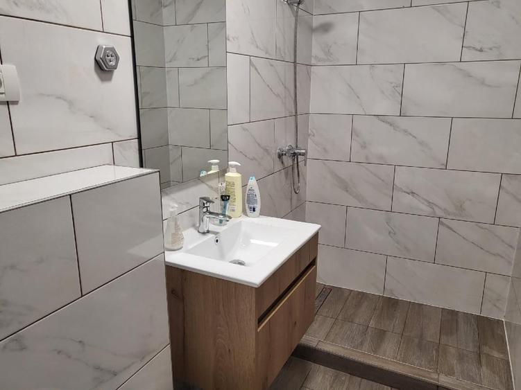 Apartament cu 2 camere decomandat, mobilat în Tractorul
