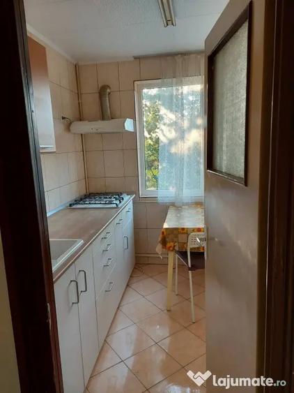 Apartament cu 3 camere semidecomandat în Crângași