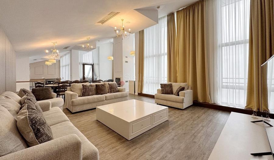 Apartament cu 5 camere decomandat, mobilat în Poiana Brașov