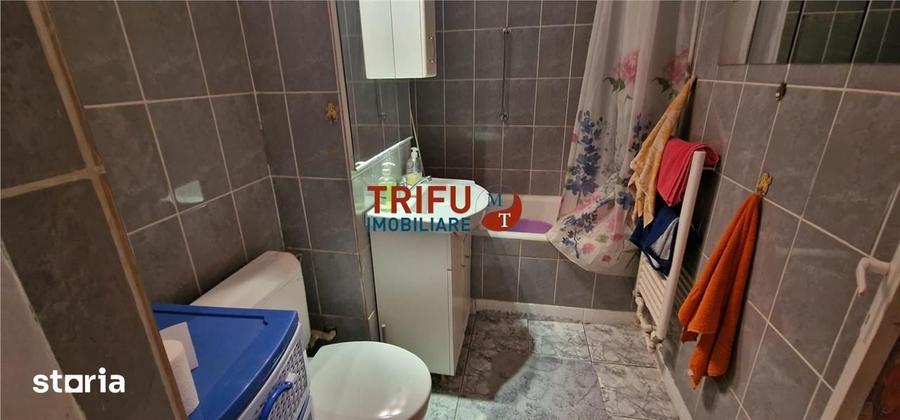 Apartament cu 3 camere semidecomandat în Cetate