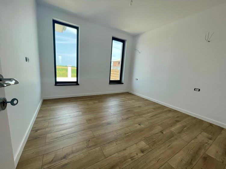 Casă individuală cu 4 camere cu Teren 460 Mp în Crevedia