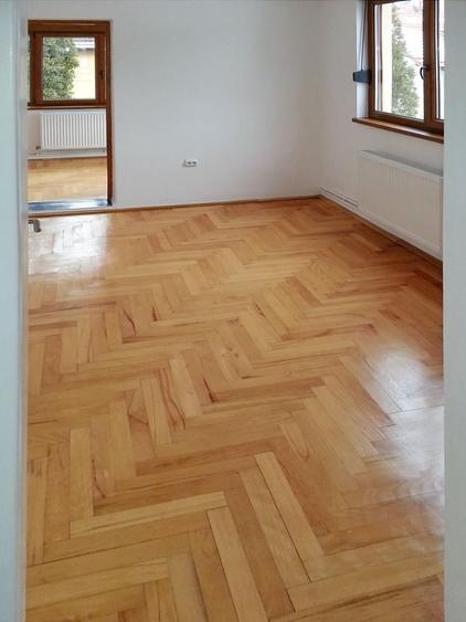 Casă individuală cu 7 camere cu Canalizare în Schei