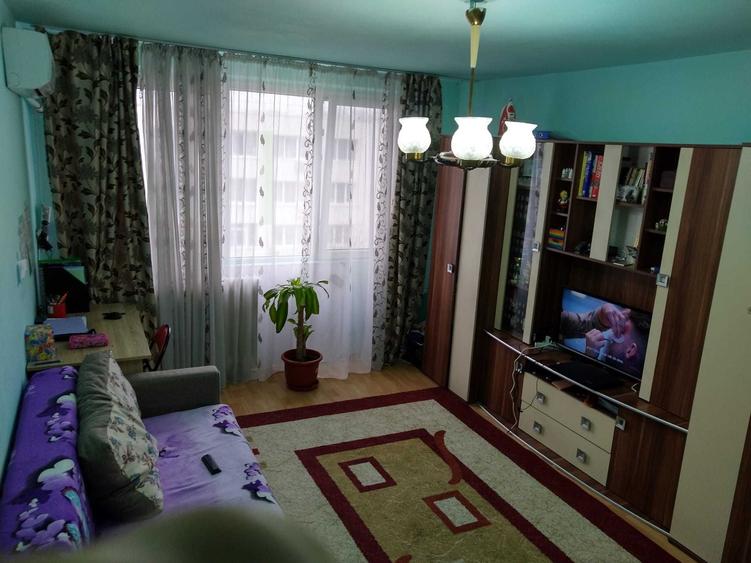 Apartament cu 3 camere semidecomandat în Giurgiului