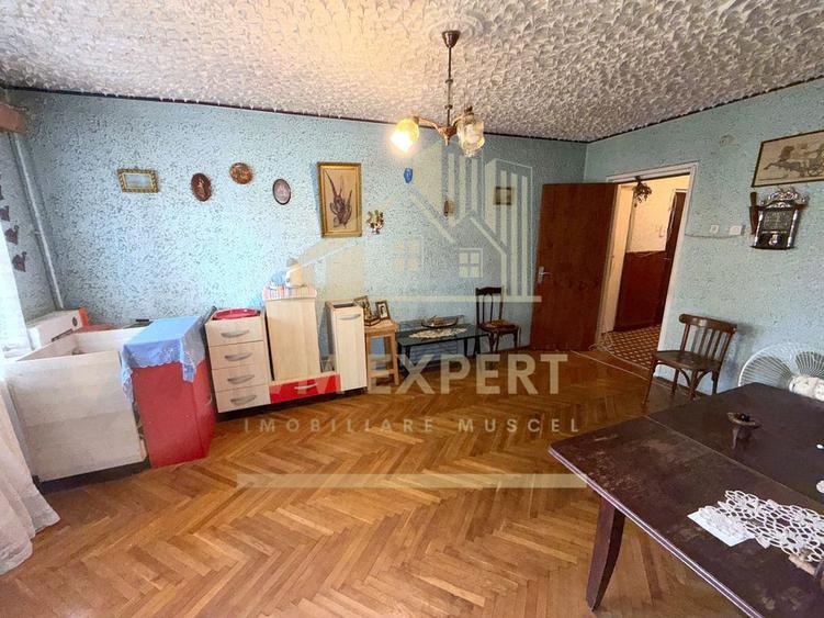 Apartament cu 3 camere semidecomandat în Central