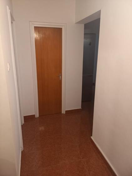 Apartament cu 3 camere decomandat în Valea Oltului