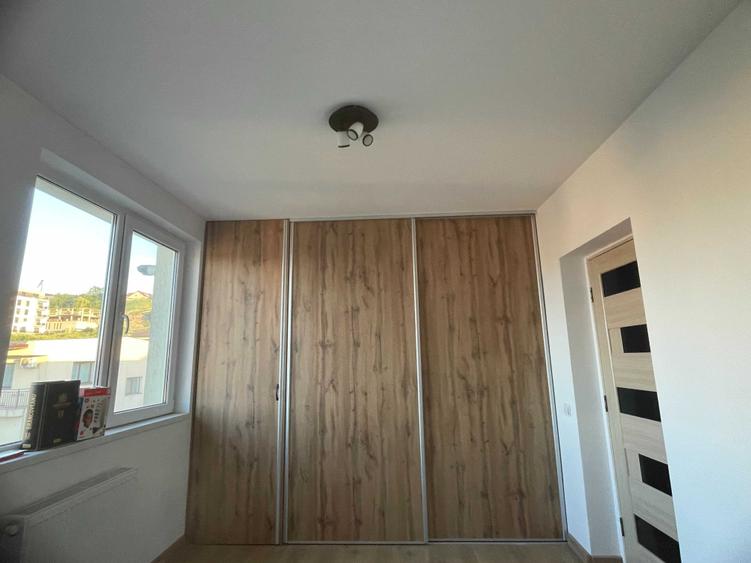 Apartament cu 3 camere semidecomandat în Florești