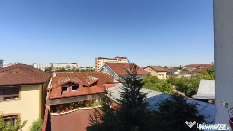 Apartament cu 4 camere decomandat în Est