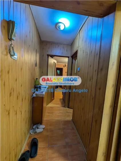 Apartament cu 3 camere semidecomandat în Berceni