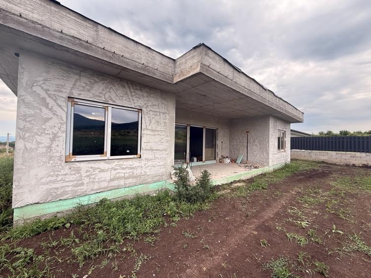 Casă individuală cu 4 camere cu Garaj în Cetate