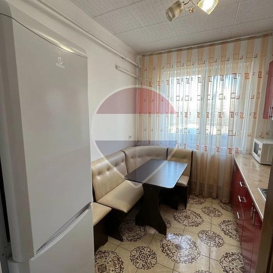Apartament cu 3 camere semidecomandat în Podu Roș