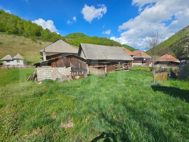 Casă individuală cu 5 camere cu Teren 2000 Mp în Ghioncani
