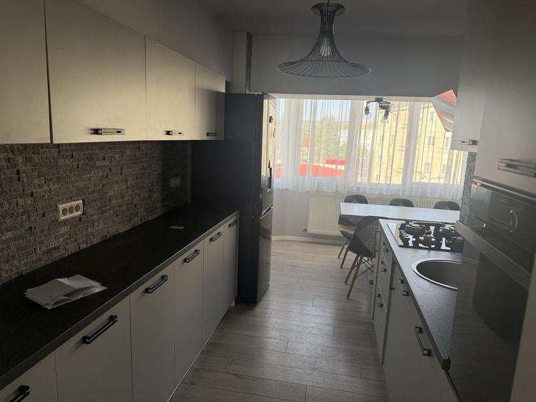 Apartament cu 3 camere decomandat în Central