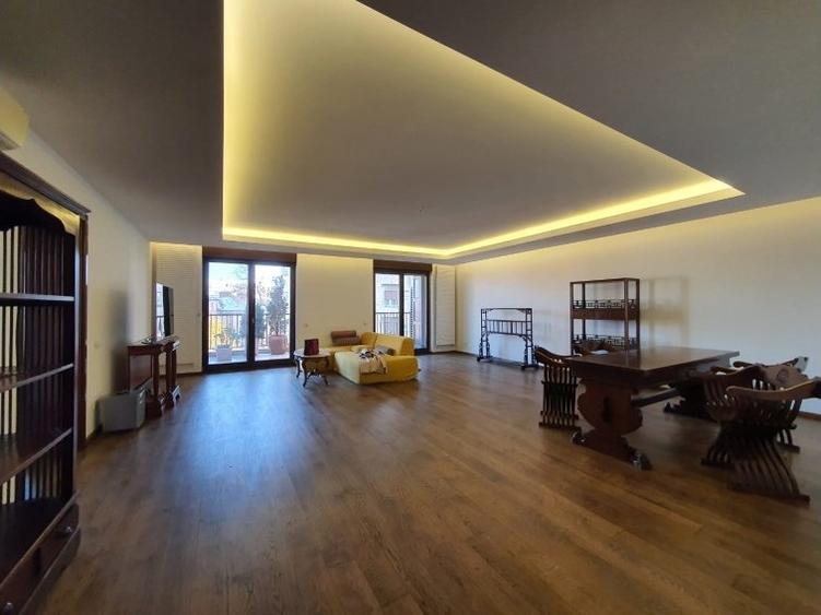 Apartament cu 4 camere în P-ța Romană