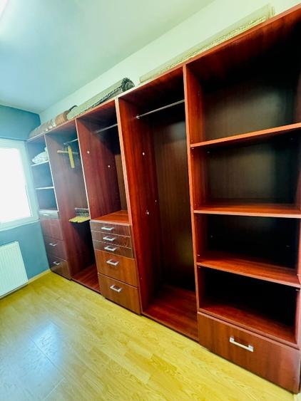 Apartament cu 3 camere decomandat în P-ța Victoriei