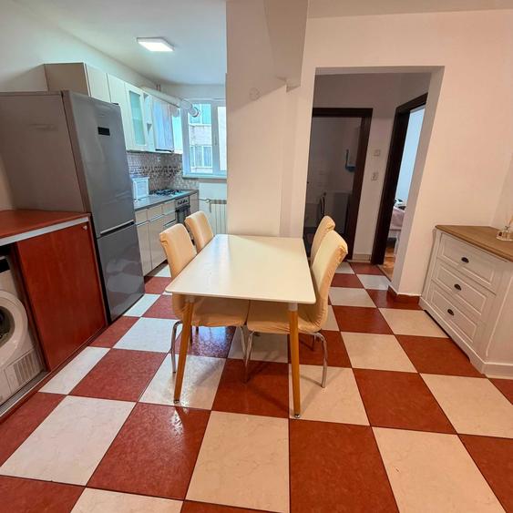 Apartament cu 3 camere semidecomandat în Decebal