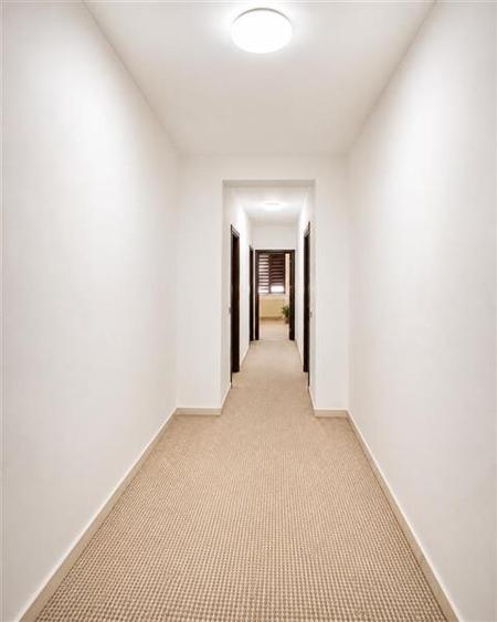 Apartament cu 3 camere decomandat în Tractorul
